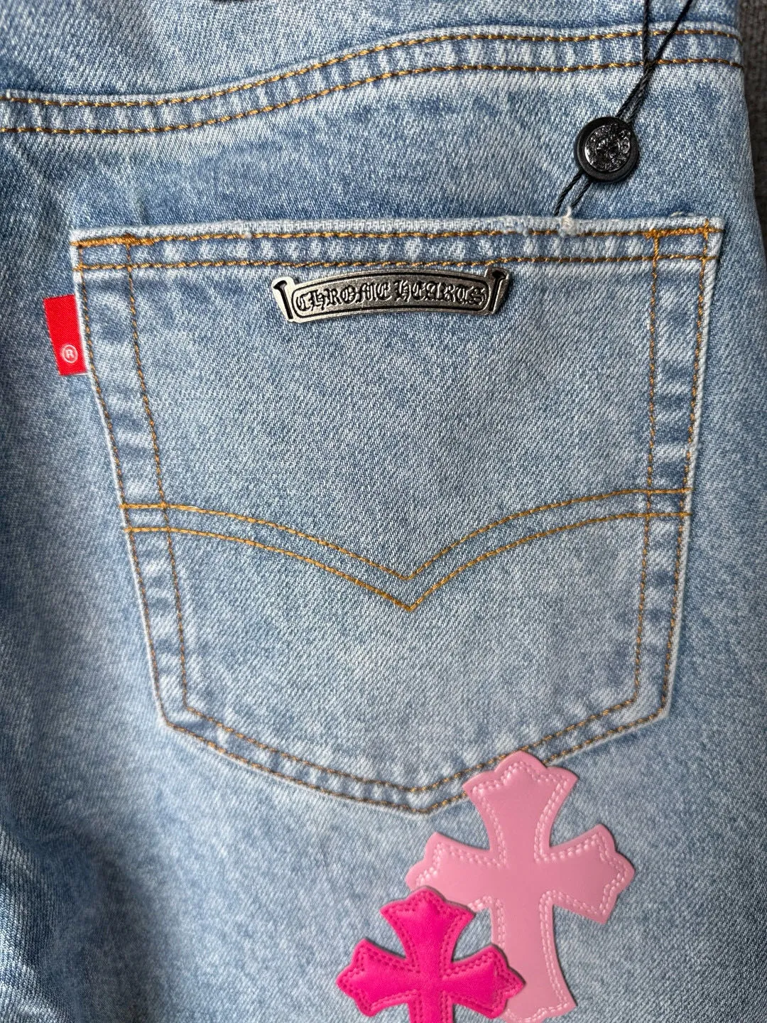 P270 💰 (Top version) Chrome Hearts 25FW CH Blue Pants Pink Leather Cross Bamboo Jeans. It adopts patchwork elements, mostly in the shape of a cross, with glitter on the leather surface. Unique design, simple and elegant details, exquisite workmanship, neat lines of the entire trousers, and perfect details! It’s so cool. It’s a genderless trend that both men and women can easily control. Look for the correct version. Color: blue pants and pink leather. Size: 28-30-32-34-36 (corresponds to S-M-L-XL-XXL)